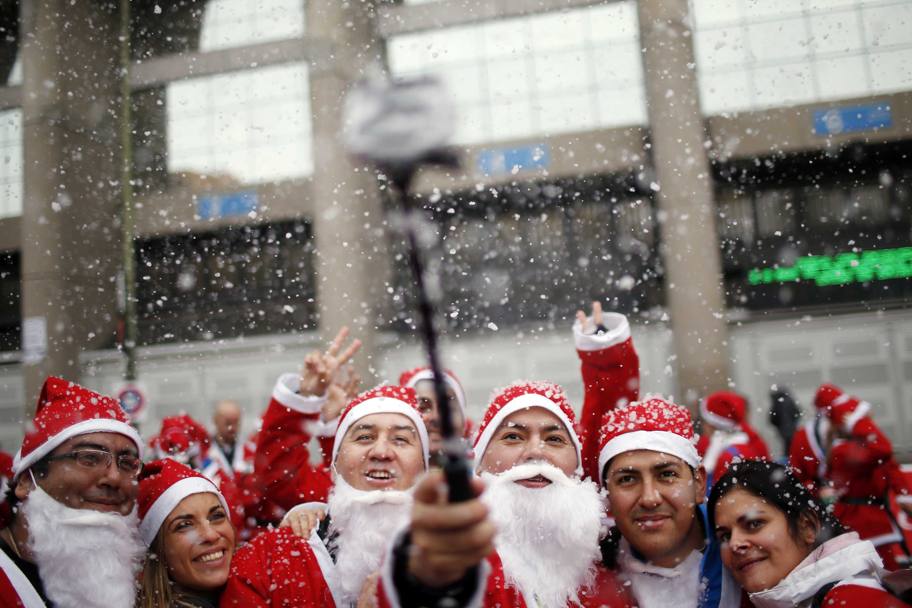 Iniziano le corse di Babbo Natale, tipiche del periodo. A Madrid 5173 persone vestite nell&#39;impeccabile divisa rosso-bianca sono riuscite ad ottenere l&#39;iscrizione nel Guinness World Record per il maggior numero di persone coinvolte